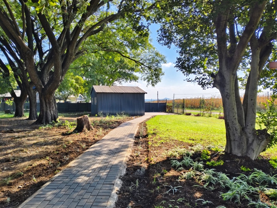 To Let 4 Bedroom Property for Rent in Hartbeesfontein North West